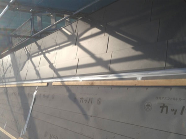 ③ガルバリウム屋根材貼り付け